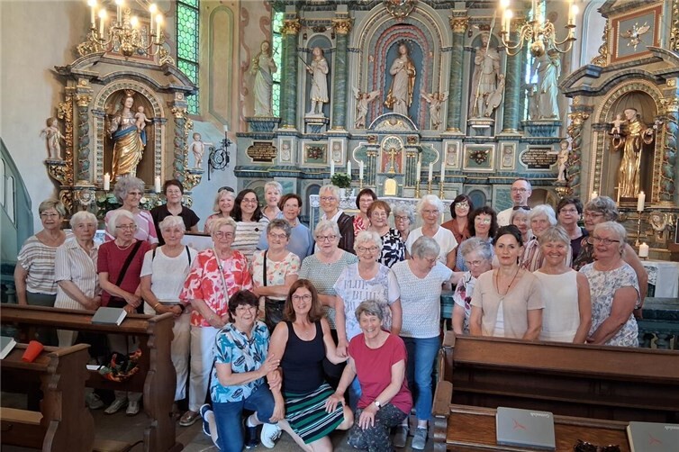 In der Kapelle: Die Pilgerinnen mit Pastor Andreas Paul