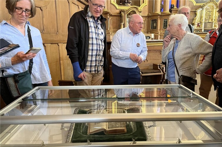 In der Kapuzinerkirche in Ehrenbreitstein informierte der Leiter des örtlichen Pfarrarchivs, Manfred Diehl, Interessierte über die dortigen historischen Exponate.