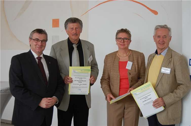 In der Kategorie „Wir helfen uns gegenseitig im Alter“ verteilte (von links) Landrat Dr. Alexander Saftig die Preise an Heinz Renz (Seniorenhilfeverein Pellenz, Platz eins), an Christine Giesecke (Ehrenamtsbörse Vallendar, Platz drei) und an Fred Eikmeier („Im Alter zu Hause“ Bendorf, Platz zwei). Foto: SK