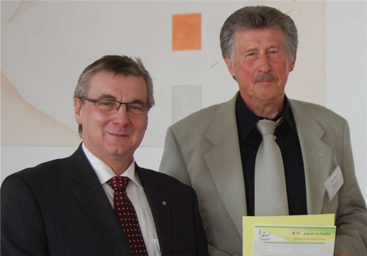 In der Kategorie „Wir helfen uns gegenseitig im Alter“ verteilte Landrat Dr. Alexander Saftig (links) den Preis an Heinz Renz vom Seniorenhilfeverein Pellenz. privat