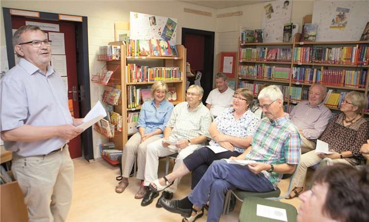 In der Katholischen Bücherei Fritzdorf hatte der Autor Herbert Reichelt bei seiner Lesung für Erwachsene die Lacher auf seiner Seite.