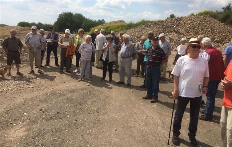In der Kiesgrube der Firma Alsdorf referierte Professor Dr. Heinz Fischer über die sichtbaren geologischen Verhältnisse. privat