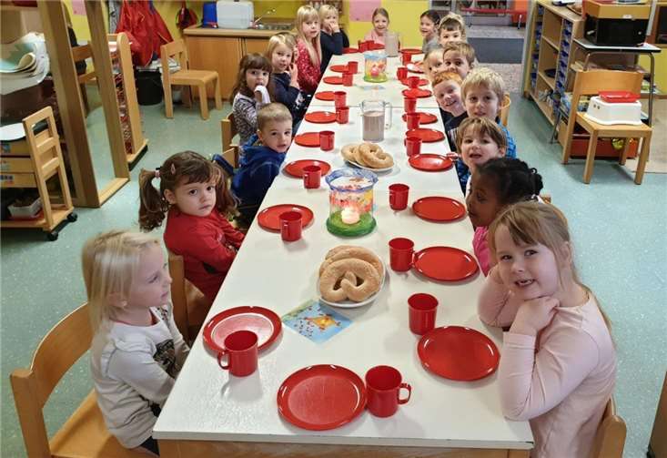 In der Kindertagesstätte Kaifenheim wurden die Brezeln am feierlich gedeckten Martinstisch gemeinsam gegessen.Foto: VG Kaisersesch