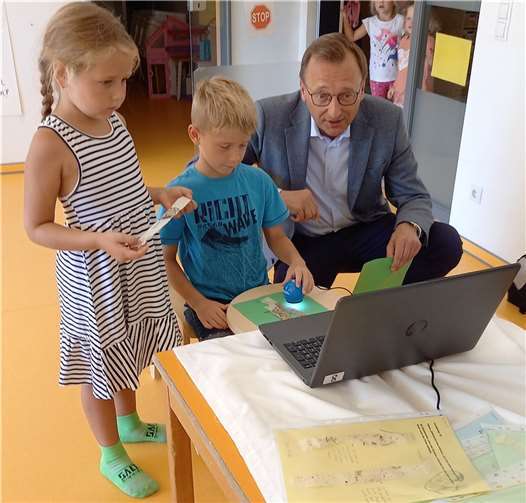 In der Kindertagesstätte Schillerstraße in Mülheim-Kärlich hat der CDU-Bundestagsabgeordnete Josef Oster einen Eindruck von der großartigen Arbeit des gesamten Teams mit seiner Leiterin Heike Leinz bekommen. Foto: privat
