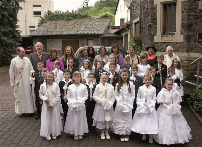 In der Kirche St. Johannes der Täufer feierten die Erstkommunionkinder ihr großes Fest. Seelsorger, Katecheten und Familien feierten gerne mit. Rü
