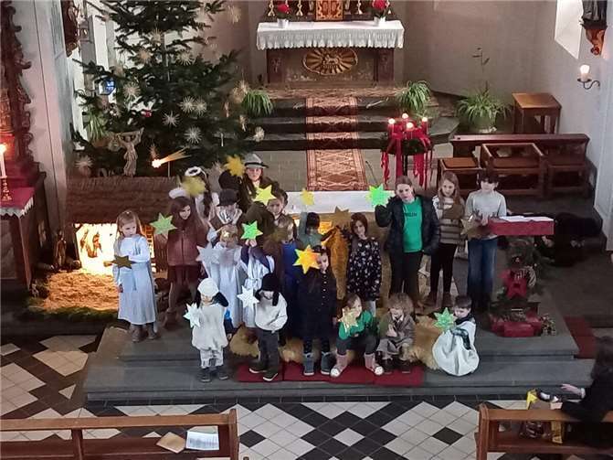 Gelungene weihnachtliche Einstimmung In der Kirche erzählten die Kinder vom Familiengottesdienstkreis wieder sehr bewegt die Weihnachtsgeschichte und den Sinn der Weihnachten.