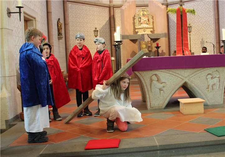 Festlicher Einzug Jesu in seine Gemeinde In der Kirche führen die Kommunionkinder die Passion auf.