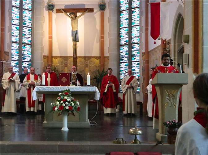 In der Kirche von Ellenz-Poltersdorf fand ein feierliches Pontifikalamt mit dem Trierer Bischof Dr. Stephan Ackermann (hinten Mitte) anlässlich der seit 400 Jahren bestehenden Sebastianbruderschaft statt.  Foto: Bistum Trier/Julia Fröder