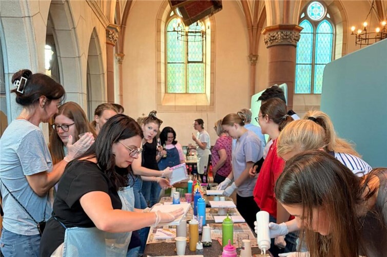 In der Kirche war so viel Platz, dass viele Teilnehmerinnen gleichzeitig kreativ werden konnten. 