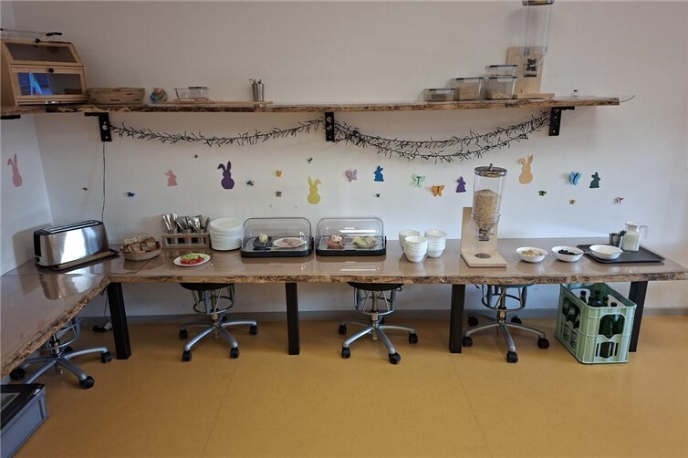 In der Kita „Koisdorfer wilde Hummeln“ erwartet die Kinder ein täglich frisch zubereitetes, abwechslungsreiches Frühstücksbuffet.