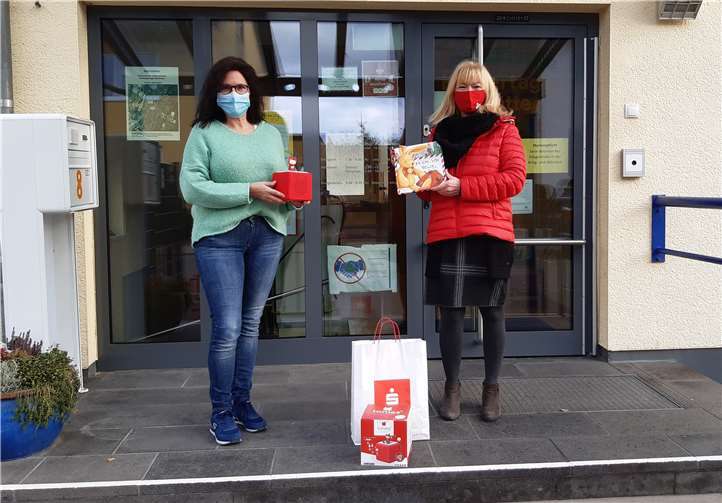 In der Kita „Mach Mit“ in Miesenheim freut sich Kitaleiterin Tanja Menzel (links) mit KSK-Mitarbeiterin Michaela Schneider über das digitale „Vorlesen“ mittels einer „Toniebox“. Foto: privat