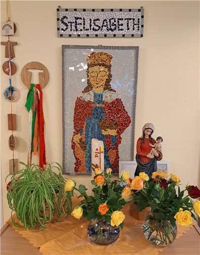 In der Kita Sankt Elisabeth sind Abbildungen der Heiligen Elisabeth immer im Blick. Foto: Norbert Missong