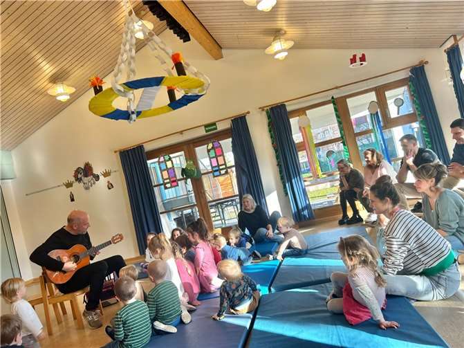 In der Kita Spatzennest fand ein interaktives Konzert mit Holger Queck statt.  Foto: privat