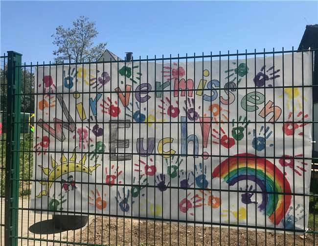 In der Kita St. Veit wurde ein großes Transparent gemalt:„Wir vermissen Euch“. Fotos: Privat