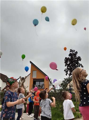 In der Kita hatten sich schon alle anderen Kinder versammelt und ließen gemeinsam Luftballons mit guten Wünschen für die anstehende Schulzeit zum Himmel schweben.Quellen: VG Weißenthurm
