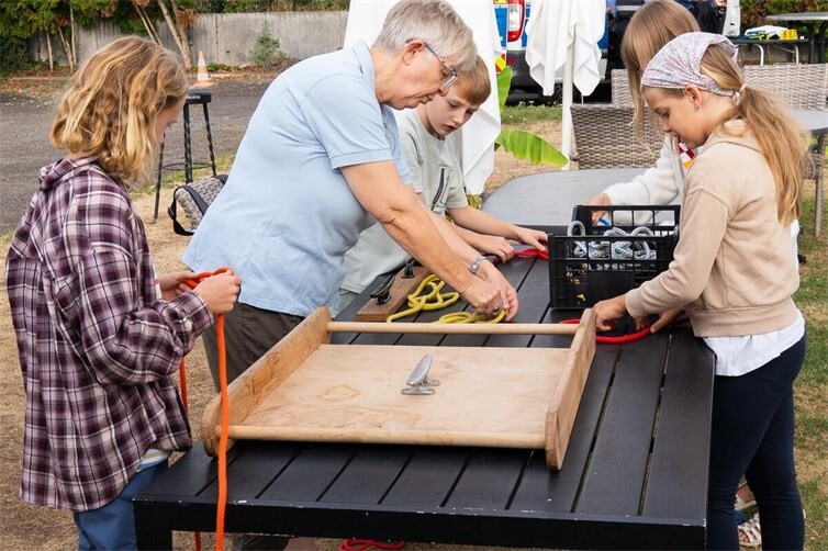 In der „Knotenschule“ zeigten die Mitglieder des SMC den Kindern, wie Seemannsknoten gebunden werden. Mit viel Geschick und voller Konzentration machten sich die Schüler dann daran, die Leinen eigenhändig zu Knoten zu binden. 