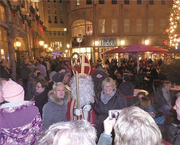 In der Kölner Altstadt ein gerne gesehenes Fotomotiv - der Bruchhausener Nikolaus Stefan Heinrichs.