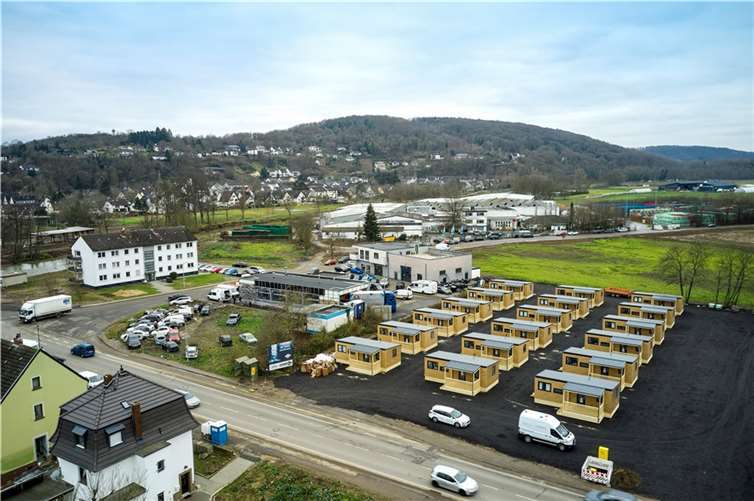 Nach Flutkatastrophe: 180 schlüsselfertige Tiny Houses an betroffene Familien übergeben In der Kölner Straße in Sinzig finden flutbetroffene Familien ein neues Zuhaus. Foto: Vodafone