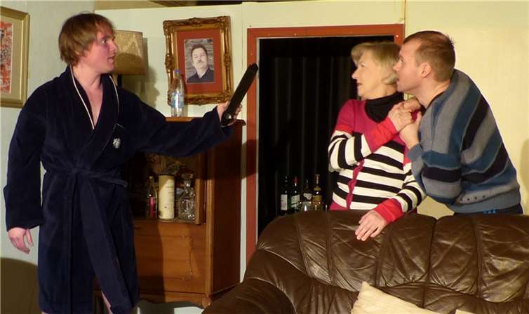 In der Komödie „Der Nacktputzer“ dreht sich alles um die höchst skurrile Idee eines Sohnes. privat