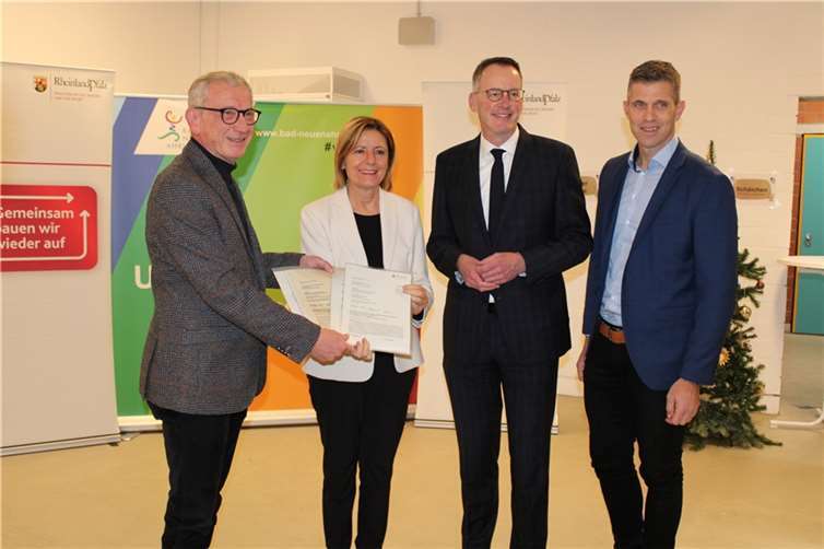 In der Kreisstadt wurde der eintausendste Förderbescheid aus dem Wiederaufbaufonds, unter anderem für den Wiederaufbau der Sporthalle Bachem, übergeben, von links Bürgermeister Guido Orthen, Ministerpräsidentin Malu Dreyer, Innenminister Michael Ebling und Schulleiter Marco Bastiaansen.  Foto: DU