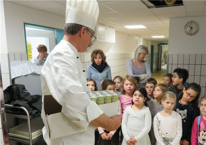In der Küche bestaunten die Gäste einen riesigen Kühlschrank.