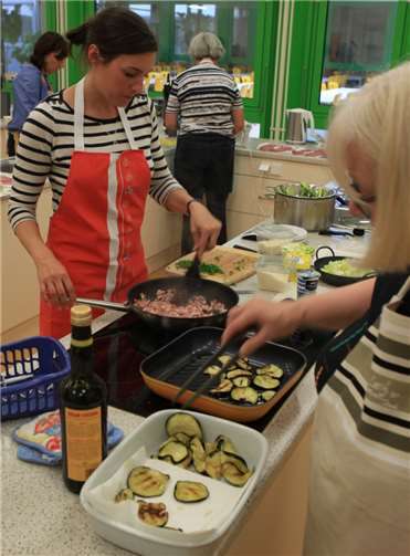 In der Küche des Schulzentrums Berkum wurde fleißig geschnippelt, gerührt und gebrutzelt.