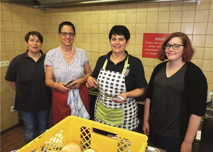 In der Küche zauberten die freiwilligen Helferinnen köstliche Leckereien. SF