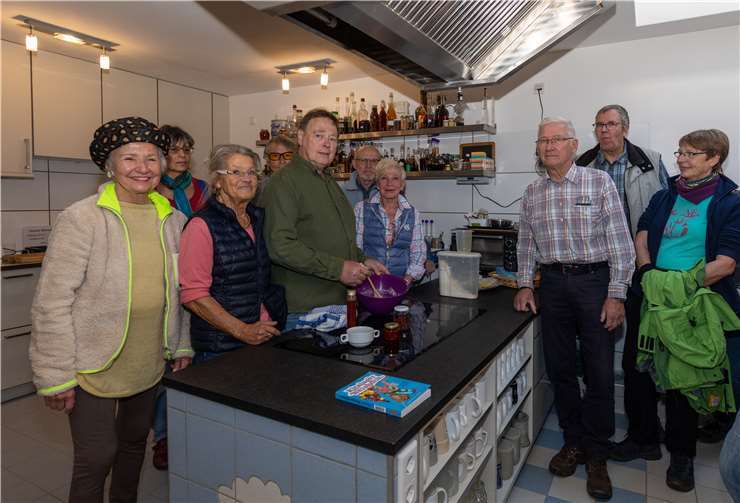 In der Küche zeigt Dirk Holtermann (3.vorne li.) , wie man die gesammelten Früchte verwernden kann.Fotos: CEW