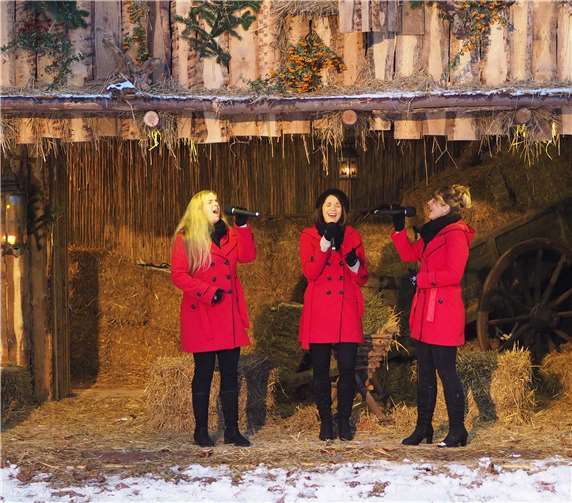 In der Kulisse der lebenden Krippe präsentierten die drei Sängerinnen ihre Weihnachtssongs.  privat