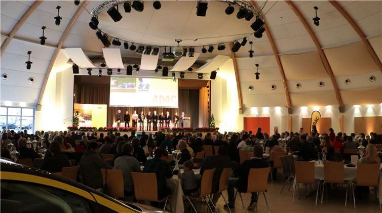 In der Kulturhalle in Ochtendung haben sich zahlreiche Gäste eingefunden.