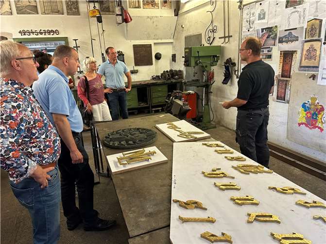 In der Kunst-Schmiede entstehen auch Buchstaben für Metallschriften auf Grabsteinen oder komplette Firmenschilder und ähnliche Produkte.  Foto: Stefan Pauly/VG-Verwaltung Mendig