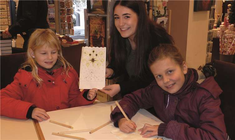 In der Kunstbuchhandlung bastelte Lea Degen aus Plaidt mit den Kindern originelle Weihnachtstüten.