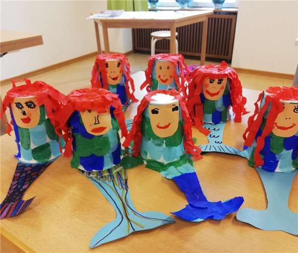 In der Kunstwerkstatt entstanden kleine Meerjungfrauen.Quelle: Familienbildungsstätte Linz