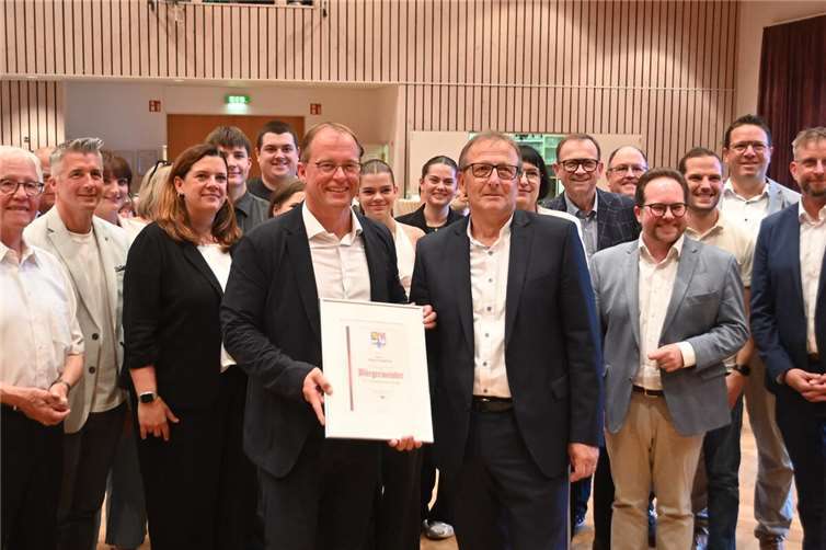 Jörg Lempertz trat seine vierte Amtszeit als Bürgermeister der Verbandsgemeinde Mendig an In der Laacher-See-Halle hatte sich viel Prominenz versammelt.