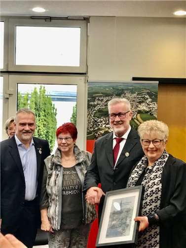 In der Laudatio von Vorjahrespreisträger Udo Güttner gewürdigt erhielt Günter Peifer von der Vorsitzenden des Rüwenacher Möck e.V. Marion Lipinski-Naumann die Ehrungsurkunde, die stellvertretende Vorsitzende Inge Becker überreichte die Anstecknadel. Foto: privat