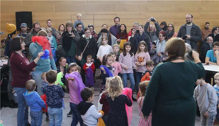 In der Lavahalle gab es Kaffee, Kuchen undUnterhaltung von den Kindern der Kita „Spatzennest“.