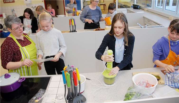 In der Lehrküche der Nelson-Mandela-Realschule in Dierdorf lernten 14 Jugendliche von den Landfrauen Angelika Kröll und Katja Milad, wie „Powerfood“ aus natürlichen und gesunden Lebensmitteln zubereitet wird.KER