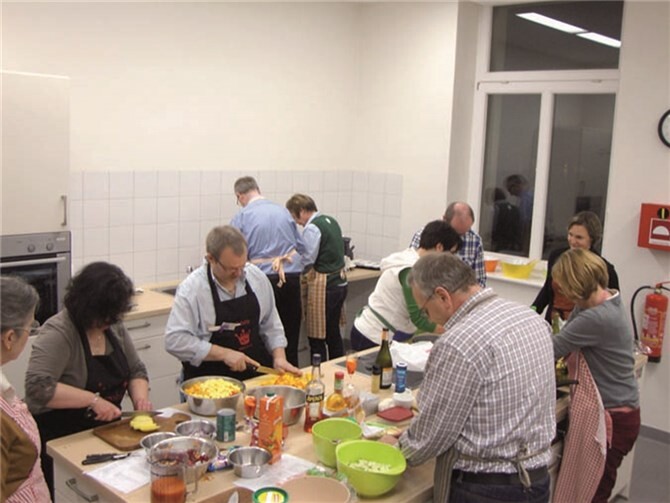 In der Lehrküche des Mehrgenerationenhauses haben Paare gemeinsam gekocht. Privat