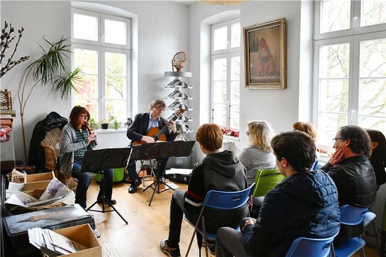 In der „Lesezeit“ gab es Musik mit dem Duo „Divisions“, nach dem Motto: Sonntags in Deutschland oder anderswo.