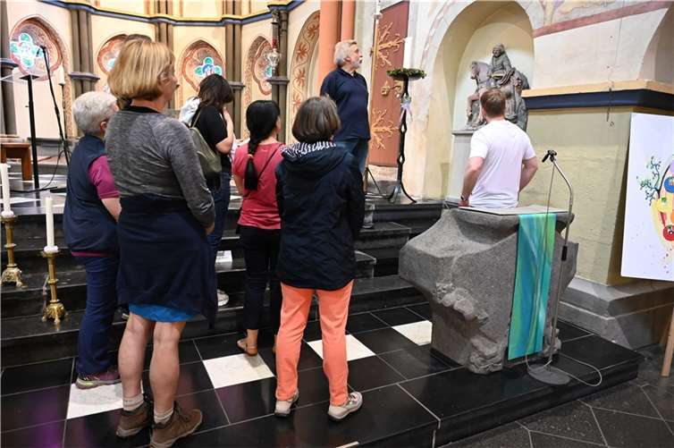 In der Linzer Martinskirche zeigt die bekannte Martinsdarstellung einen Soldaten, der sein Schwert zum Lindern der Not und nicht zum Töten einsetzt.  Foto: Thomas F. Müller