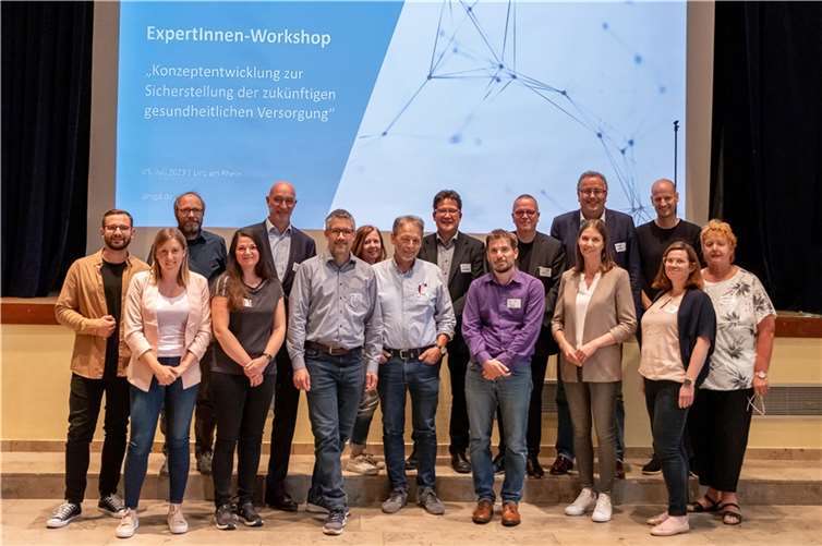 In der Linzer Stadthalle sind Experten zusammengekommen, um im Rahmen des Workshops „Konzeptentwicklung zur Sicherstellung der zukünftigen gesundheitlichen Versorgung“ über Möglichkeiten zu sprechen, dem künftig zu befürchtenden Mangel an Hausärzten im Kreis Neuwied mit digitalen Lösungen zu begegnen. Neben Ärzten nahmen Vertreter des Kreises Neuwied, der Stadt und der Verbandsgemeinde Linz sowie Mitarbeiter der „Digitalen Modellregion Gesundheit Dreiländereck“ (DMGD) teil.  Foto: DMGD / Pees