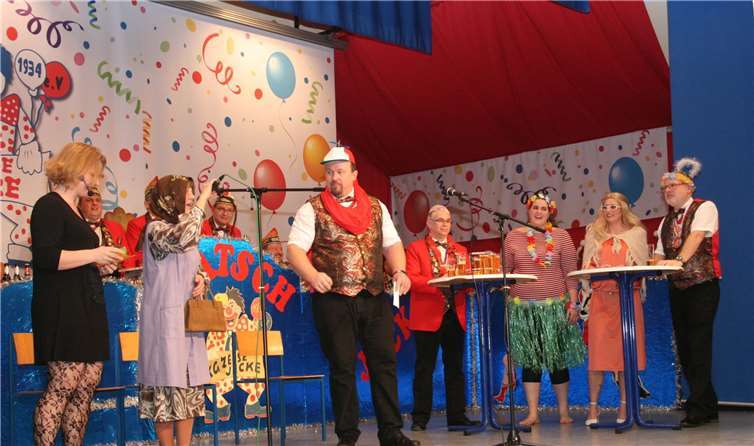 In der Live-Sendung „Schwiegertochter gesucht“ wurden auch die „Unvermittelbaren“ Rainer Schönhofen (rechts), Günter Loth und Stefan Schiele (Vierter und Fünfter von rechts) an die Frau gebracht.