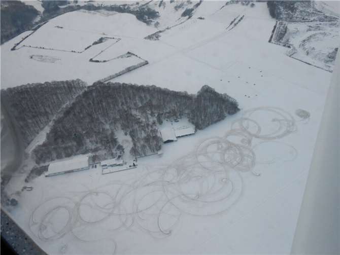 In der Luftaufnahme ist der großflächige Schaden auf dem Flugfeld des Segelfluggeländes Mönchsheide in seinem ganzen Ausmaß zu erkennen. Norbert Mülligan