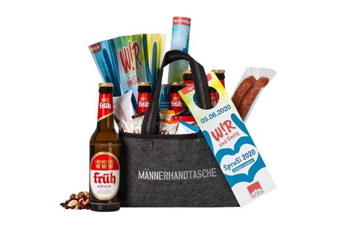 In der „Männerhandtasche“ ist alles zu finden, was zum Kölsch-Abend dazugehört.