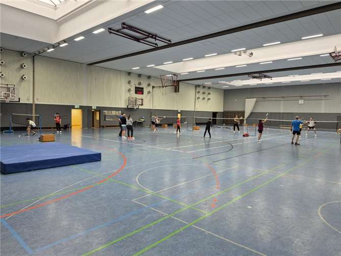 In der Maifeldhalle konnten sich Kinder und Jugendliche im Umgang mit Schläger und Federball ausprobieren.  Foto: privat