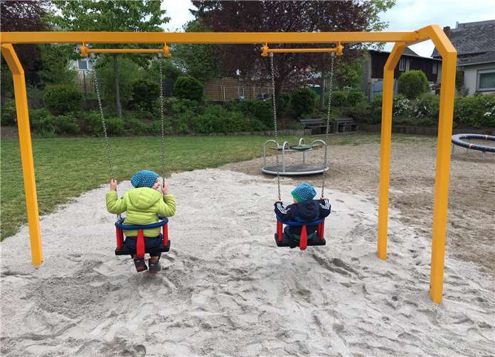 In der Marienstraße fand die neue Doppel-Schaukel bereits Anklang. Fotos: privat