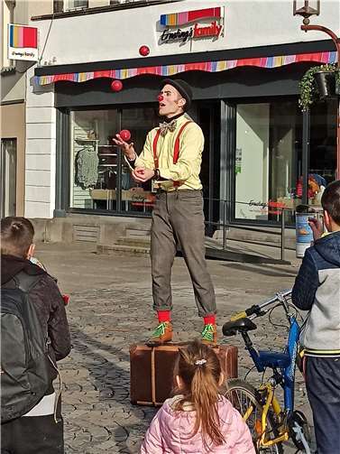 In der Mayener Innenstadt sorgte Clown Olli für strahlende Gesichter.