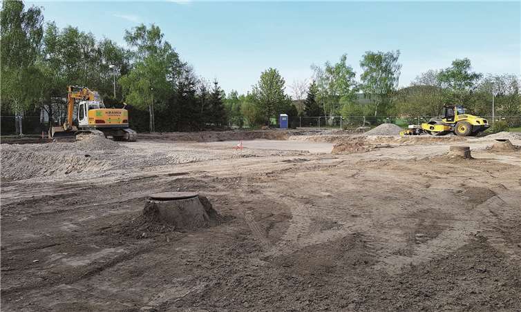 In der Mendiger Vulkanstraße kann nun mit den Rohbauarbeiten für die beiden Mehrfamilienhäuser begonnen werden. Foto: FRE