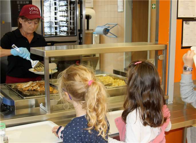 In der Mensa an der Waldschule in Montabaur-Horressen: Das Mittagessen ist mehr als reine Nahrungsaufnahme. Die Kinder lernen respektvollen Umgang mit Lebensmitteln und mit ihren Tischnachbarn.Quelle: Verbandsgemeinde Montabaur