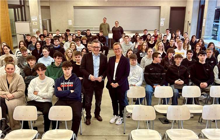 In der Mensa der St.-Franziskus-Schule sprach Thorsten Rudolph mit rund 80 Oberstufenschülerinnen und -schülern über Politik. Begrüßt wurde er dabei unter anderem von der Koordinatorin der Fachoberschule, Stefanie Dönges. Foto: Wahlkreisbüro Thorsten Rudolph/Volker Schmidt